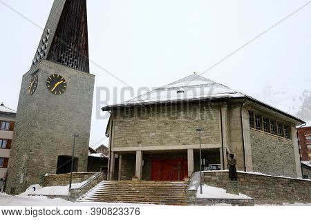 Saas Fee, Switzerland - February 4, 2020: Parish Church In Small European Town In Snowy Winter Day. 