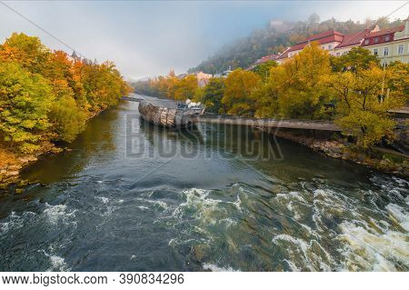 Graz, Austria- October 18, 2019: Mur River In Autumn, With Murinsel Bridge And Old Buildings In The 