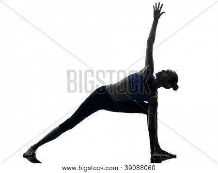 una donna caucasica esercizio stretching yoga di posa triangolo in studio silhouette isolata on white 