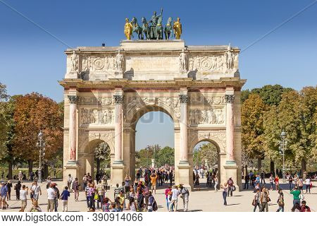 Paris, France - 9 September, 2012: People Walking In Front Of The Arc De Triomphe Du Carrousel. The 