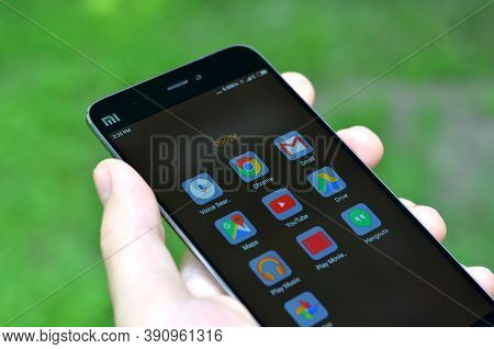 Smartphone Xiaomi Mi 5 With Google Applications On The Screen