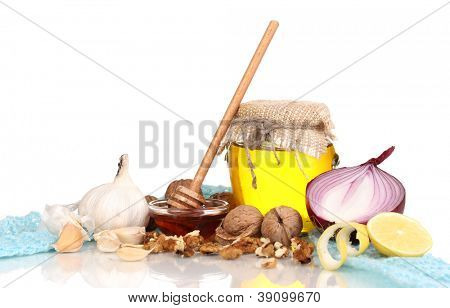 Gesunde Zutaten für die Stärkung der Immunität auf warmen Schal, isolated on white