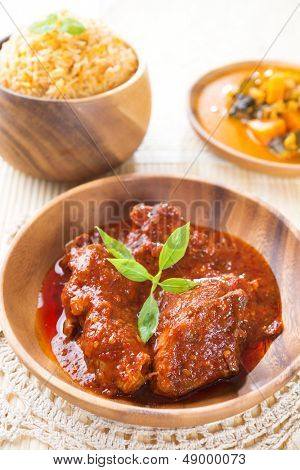 インド ビリヤニ ライス ＆ チキン カレー、新鮮なインド料理。