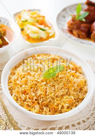 ข้าวหมกข้าว หรือข้าว briyani แกงไก่ และสลัด อินเดียอาหารบนโต๊ะ
