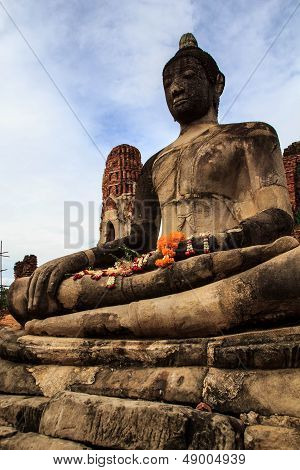 Statue  And Ancient The Ruins