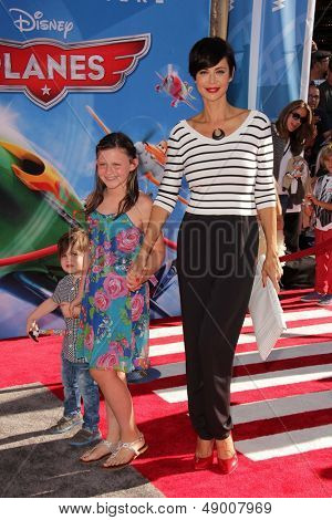 LOS ANGELES - 5 août: Catherine Bell arrive à la première mondiale « Planes » vers l'El Capitan sur Aug