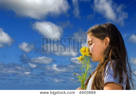 Giovane ragazza odore fiori