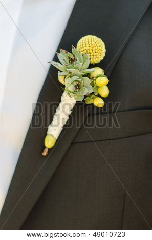 Padrinhos de terno preto casamento vestindo rosas boutonnieres