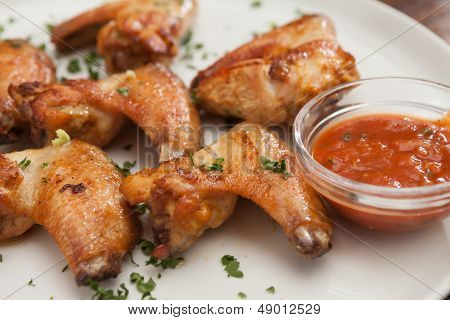 Alitas de pollo con salsa
