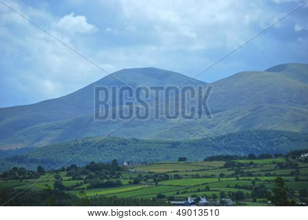 Slieve Donard y Slieve Commedagh en la Irlanda del norte de las montañas de Mourne