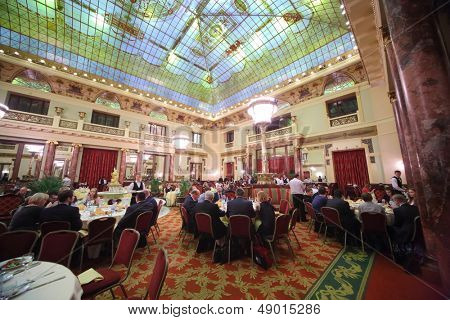 Moskwa - DEC 4: Ludzie w garniturach jeść w drogich restauracji Metropol z eleganckich wnętrzach na Decemb