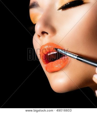 ใช้การแต่งหน้า แต่งหน้ามืออาชีพ แปรง Lipgloss ลิปสติก ความงามแฟชั่นสาวใช้สีส้ม