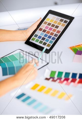 interior design, lavori di ristrutturazione e concetto di tecnologia - donna che lavora con campioni di colore per la selezione