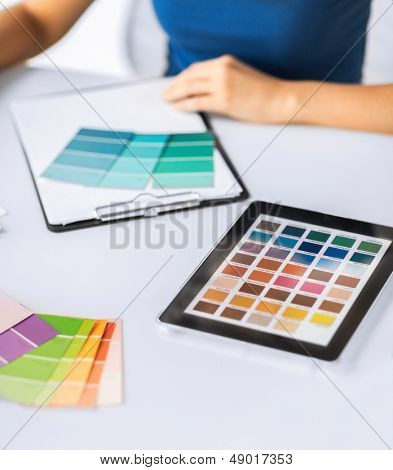 interior design, lavori di ristrutturazione e concetto di tecnologia - donna che lavora con campioni di colore per la selezione
