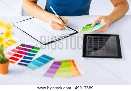interior design, lavori di ristrutturazione e concetto di tecnologia - donna che lavora con campioni di colore per la selezione
