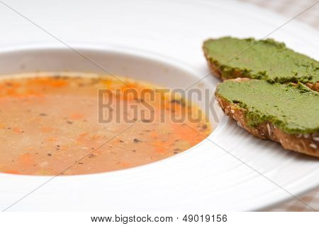 İtalyan sebzeli çorba çorba tarafında Pesto Crostini ile