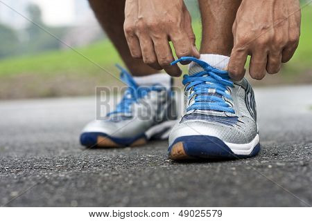 Tying sports shoe