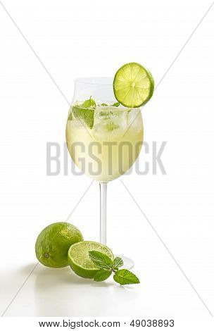 Beber con limón y menta en un vaso de vino