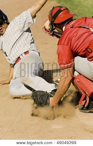 Nærbillede af to baseball spillere på hjemmebasen