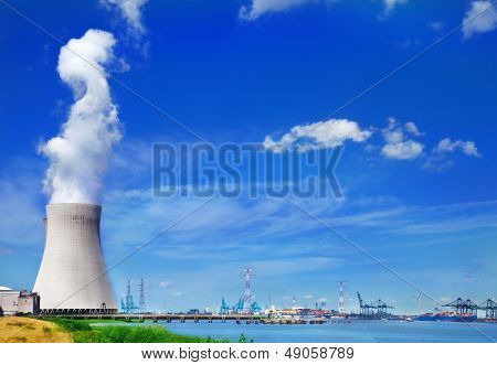 Doel Scheldt 강 은행에 원자력 발전소