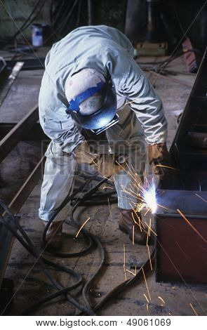 Bücken bei der Arbeit Schweißen Schweißer