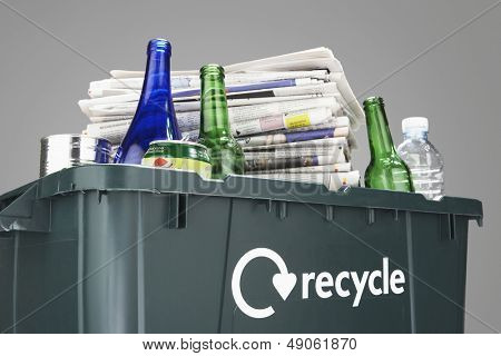 재활용 빈 종이 쓰레기와 병 클로즈업으로 가득