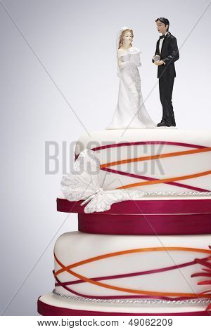 花嫁と花婿人形ウェディング ケーキ