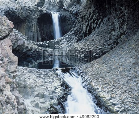 Vandfald i canyon