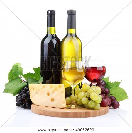 бутылки и стаканы вина, винограда и сыр, изолированные на белом