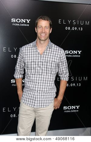 LOS ANGELES - augusztus 7-én: Colin Ferguson megérkezik a falu színházban 