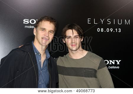 LOS ANGELES - 7 sierpnia: Luc Robitaille, Steven R. McQueen przybędzie 