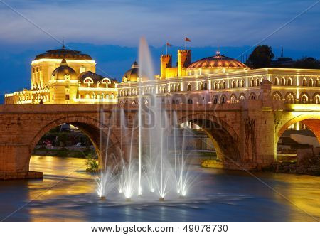 Je makedonské hlavní město Skopje. Starý kamenný most