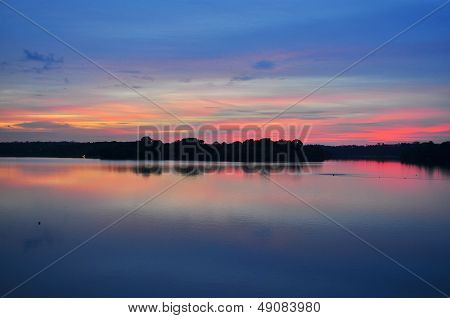 Kolorowe niebo zachód słońca w górnej Seletar Reservoir