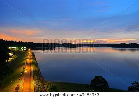 Górnej Seletar Reservoir chodnik w godzinach wieczornych