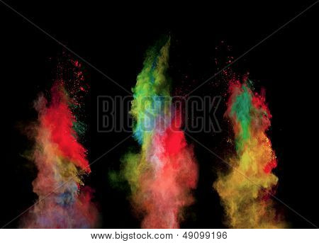 Congelare il movimento di esplosione di polveri colorate isolato su sfondo nero
