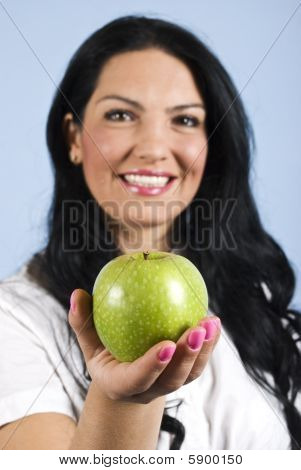 happy Woman bietet einen Apfel