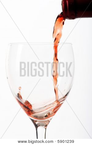 Rosso vino versato in un bicchiere