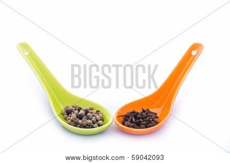Pepper grains and cloves