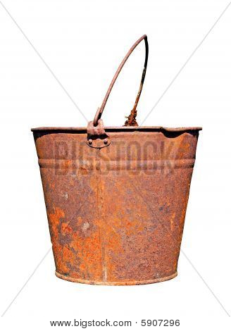 starý rezavý džber izolované na bílém pozadí
