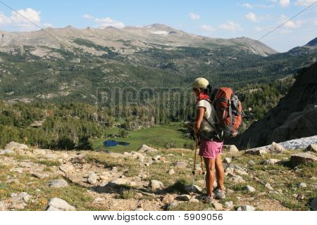 Kvinde Backpacker på Pass