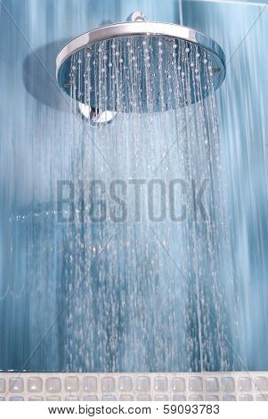 Head shower while running water 