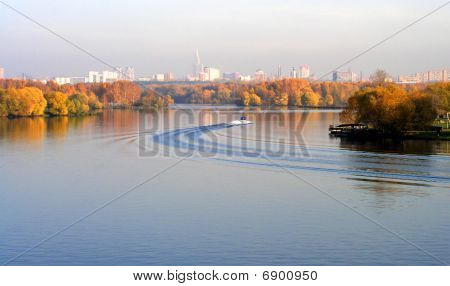 Paesaggio d'autunno sul fiume di Mosca