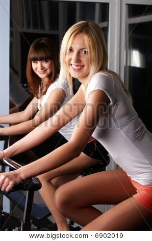 สองสาวแห่งในฮอลล์เป็นกีฬา