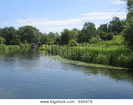 Narrowboat на реке