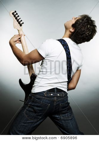 Ver os de trás o homem com guitarra