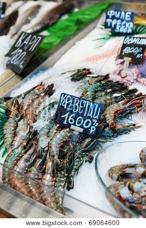 Raw shrimps on fish market stall, close-up 