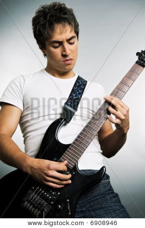 Jovem tocando na guitarra