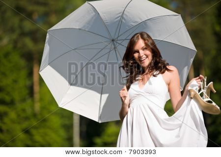 Felice donna romantica con parasole In notturno