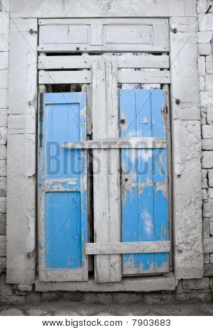 Puerta principal de madera decadente.