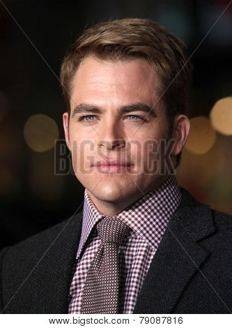 LOS ANGELES - FEB 08:  CHRIS PINE arrives to the 